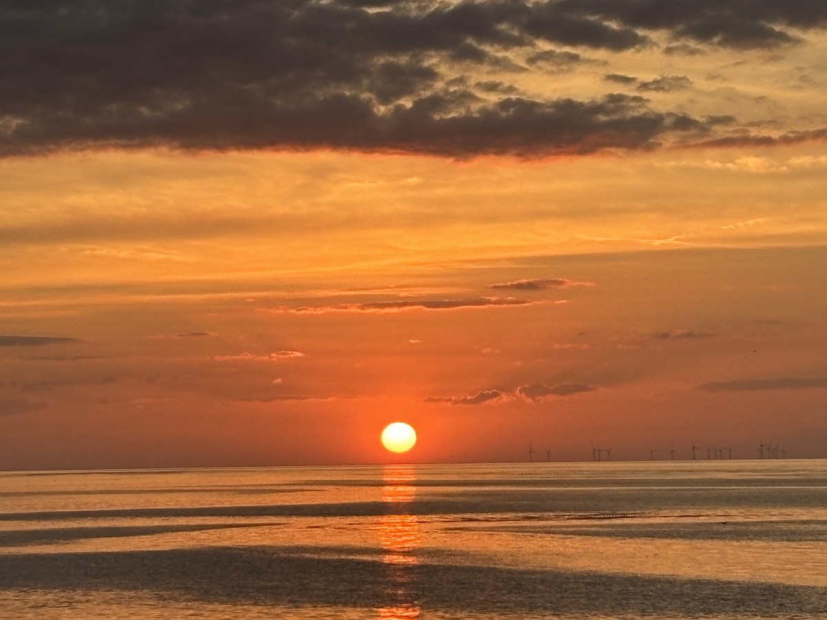 What causes sunsets and&nbsp;sunrises?